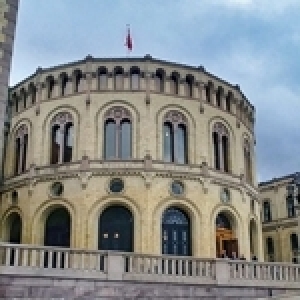 Introduction à la constitution politique de la Norvège: Un autre régime parlementaire qui n’a jamais connu de crise politique majeure empêchant la gestion du pays