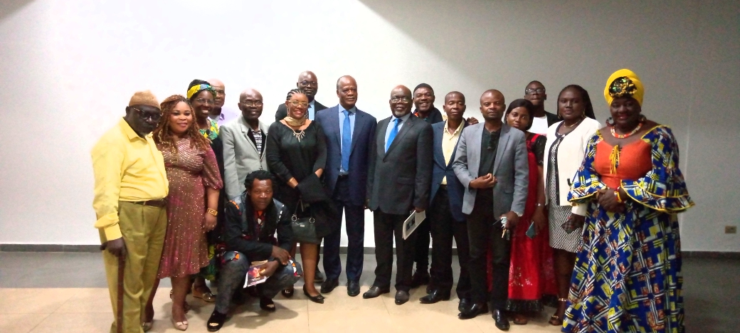 Photo de famille de la rencontre littéraire. journalducameroun.com