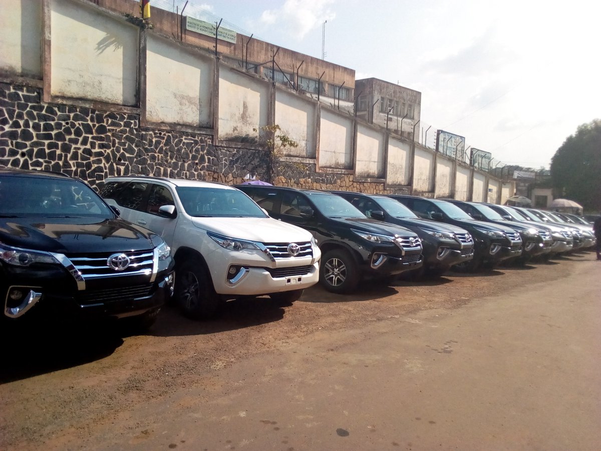 Paul Biya du Cameroun a fait une dotation de 40 véhicules aux autorités