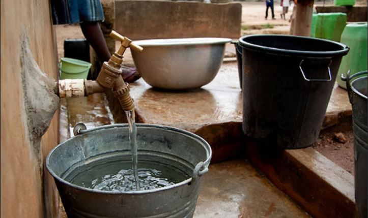 Le ministre Gaston Eloundou Essomba répond aux questions des députés