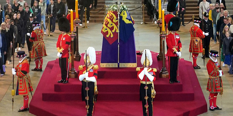 Elizabeth II sera inhumée lundi soir à Windsor