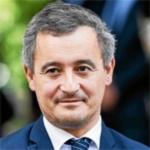 La France cherche à appliquer sévèrement les départs des migrants illégaux, opérer des régularisations sélectives et organiser l’arrivée de nouveaux migrants