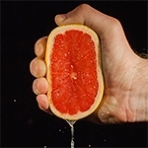 Le pamplemousse rouge et jaune, riche en vitamines et anti-oxydants