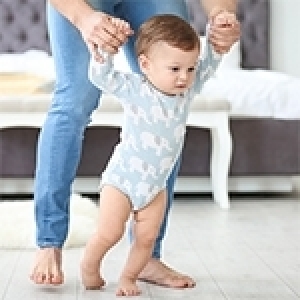 Pourquoi les bébés animaux marchent tôt alors  que les bébés humains marchent tard ?