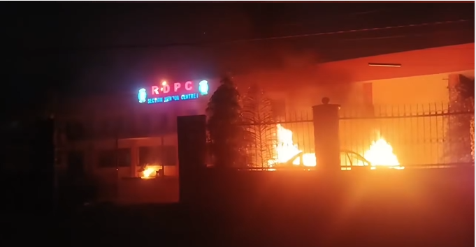 Des manifestants ont mis le feu sur des bâtiments à Dschang