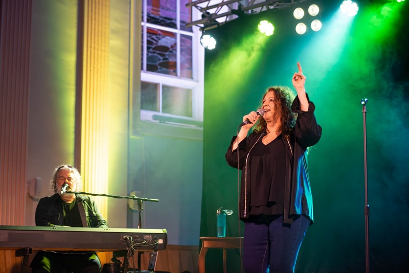 Laurence Jalbert en concert à Saint-Constant (Crédit photo : Facebook de la ville de Saint-Constant)