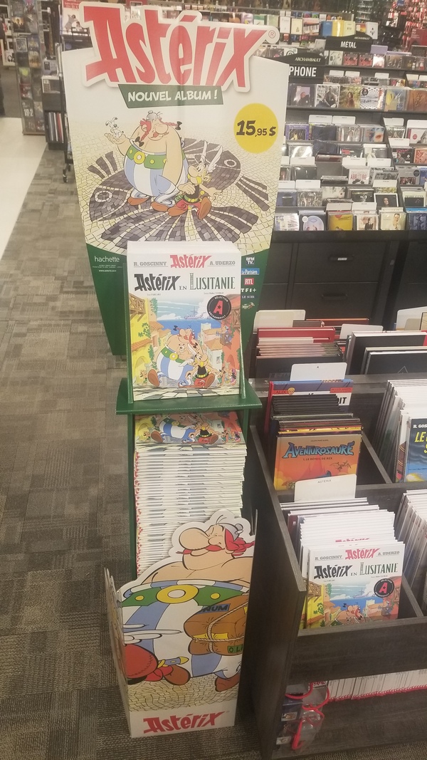 Présentoir vu chez Archambault au Mail Champlain à Brossard (D.R Réda Benkoula)