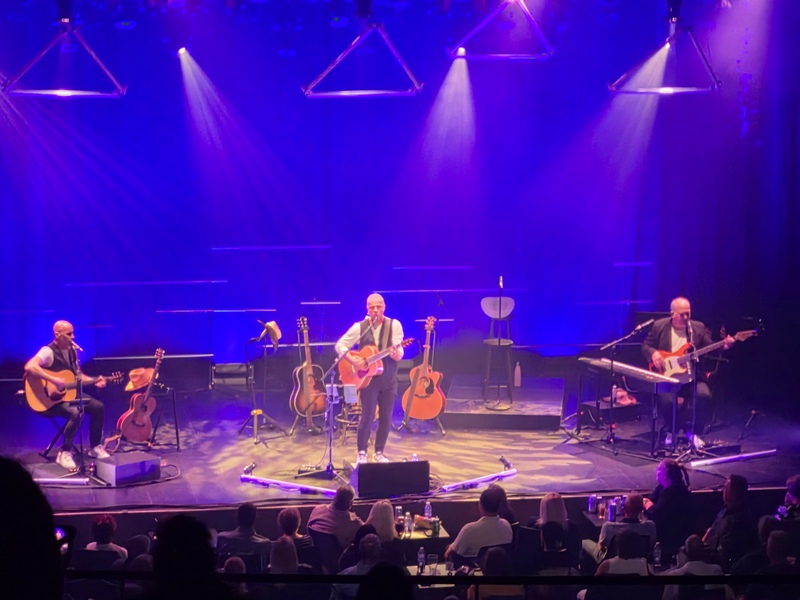 Bruno Pelletier présente 3 & Moi : Un spectacle intimiste entre souvenirs et hommages Bruno Pelletier présente 3 & Moi : Un spectacle intimiste entre souvenirs et hommages